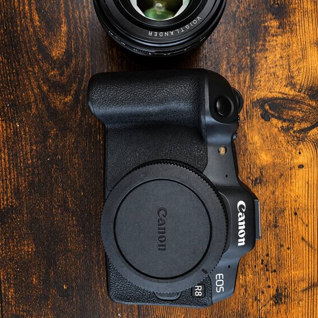 Canon EOS R8とNOKTON 40mm F1.2の買取実績